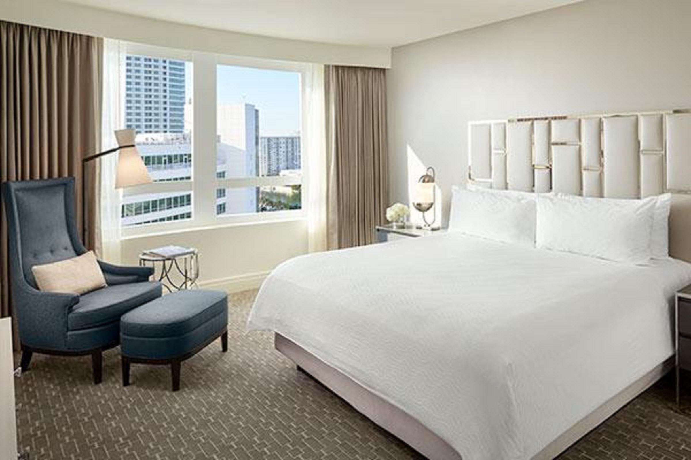 Fontainebleau Маями Бийч Екстериор снимка A bedroom at the Four Seasons Hotel Miami