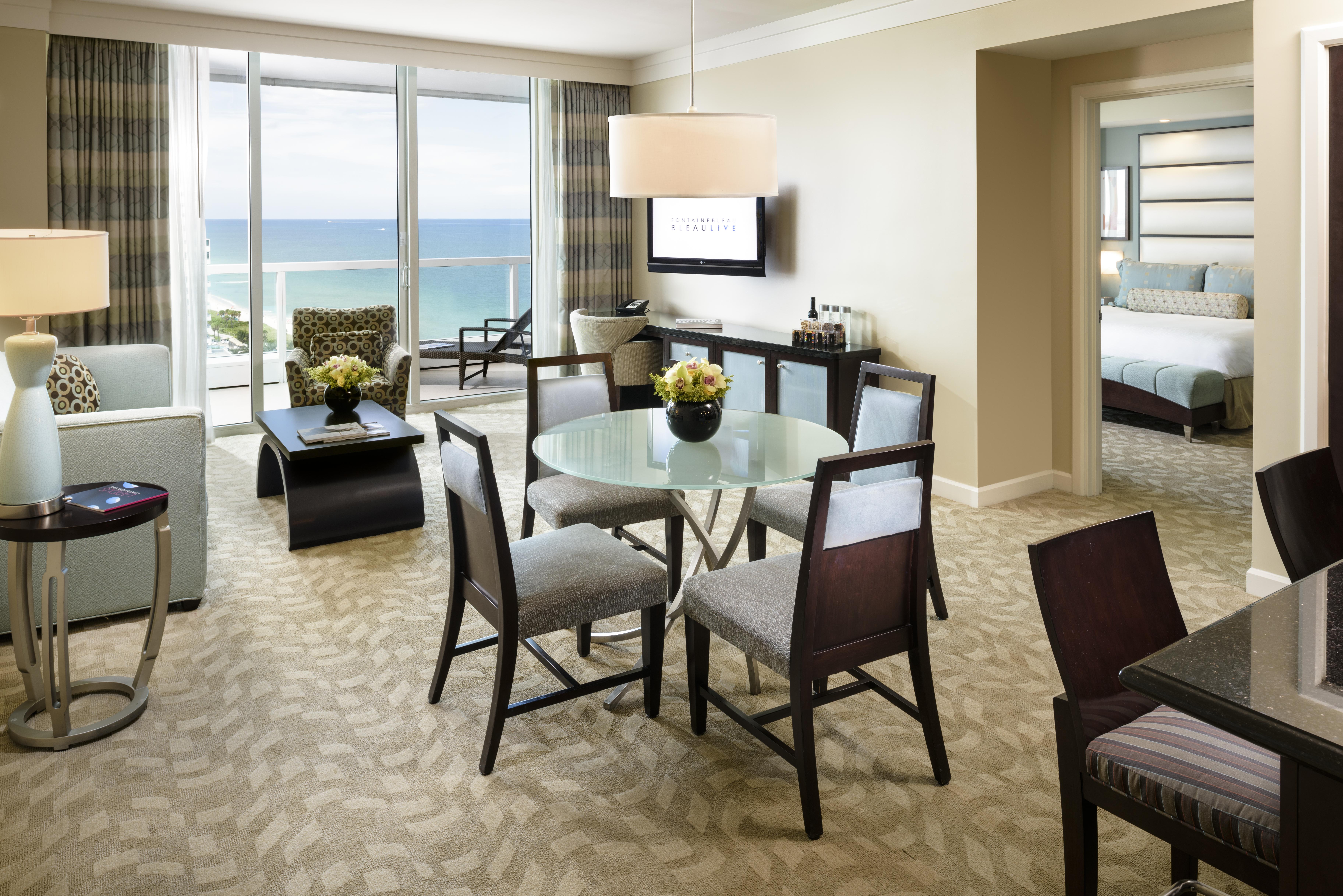 Fontainebleau Маями Бийч Екстериор снимка A suite at The Breakers