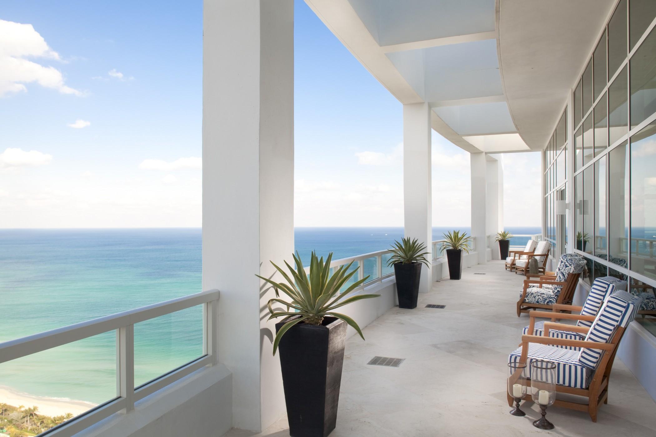 Fontainebleau Маями Бийч Екстериор снимка Balcony