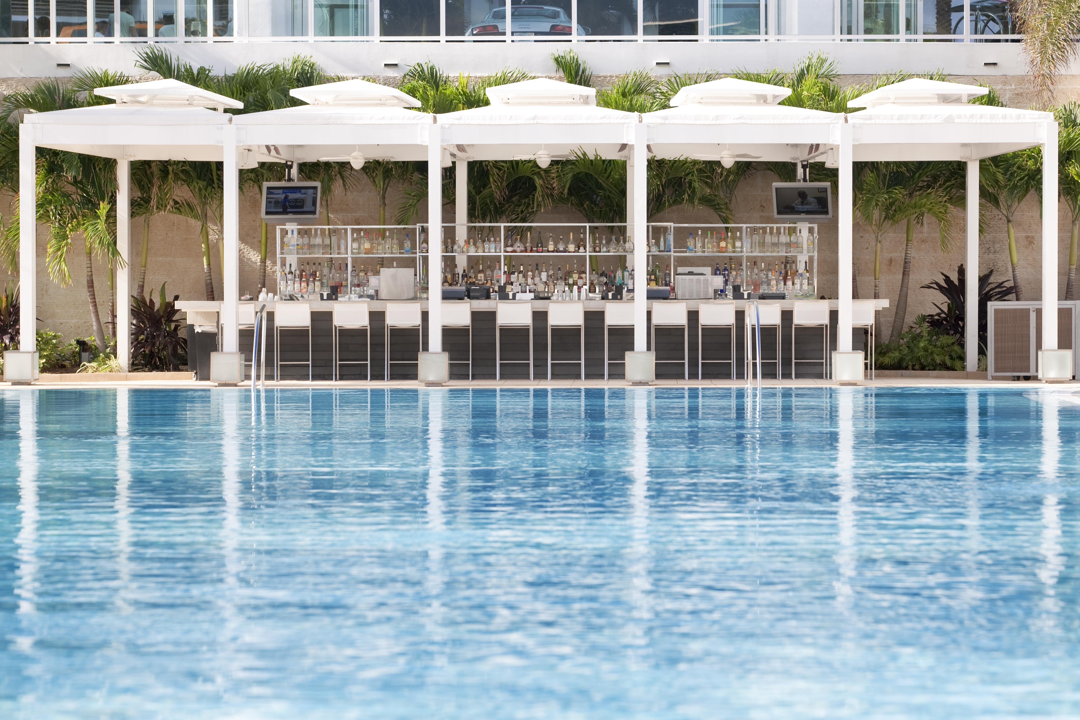 Fontainebleau Маями Бийч Екстериор снимка The swimming pool at the hotel
