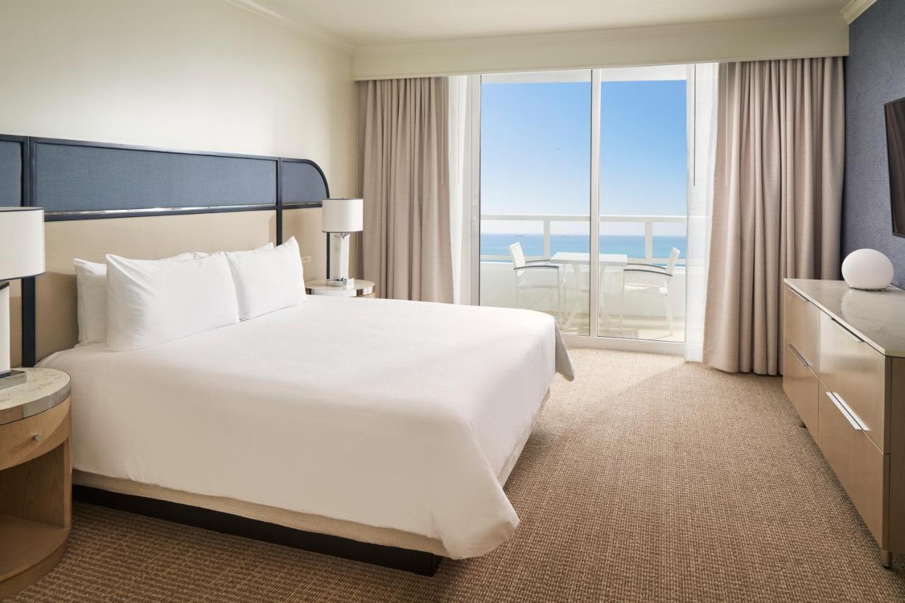 Fontainebleau Маями Бийч Екстериор снимка A bedroom at the Atlantis Paradise Island