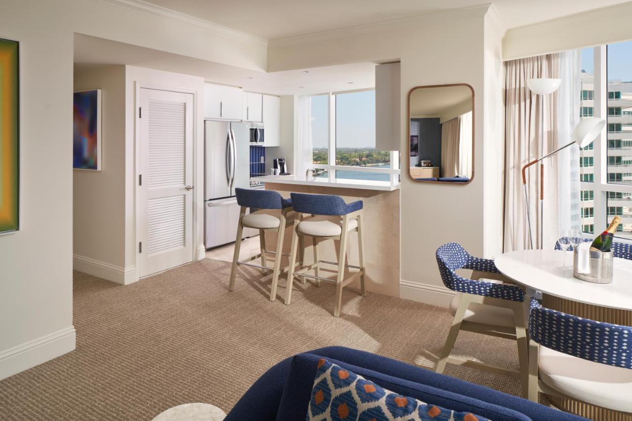 Fontainebleau Маями Бийч Екстериор снимка A typical suite at The Ritz-Carlton, Naples